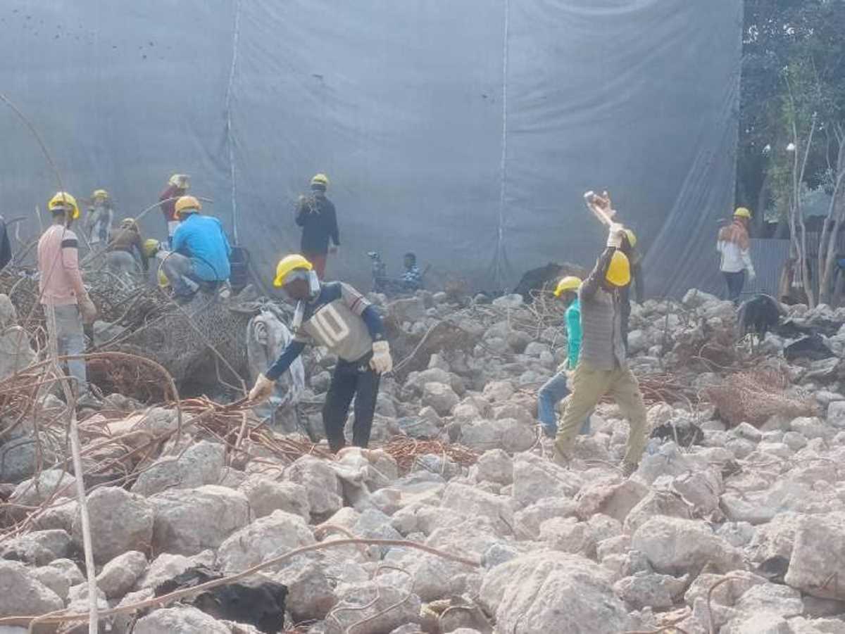 टि्वन टावर मलबा निस्तारण फिर शुरू : ग्रेप की वजह से था बंद, 80 हजार मिट्रिक टन है मलबा